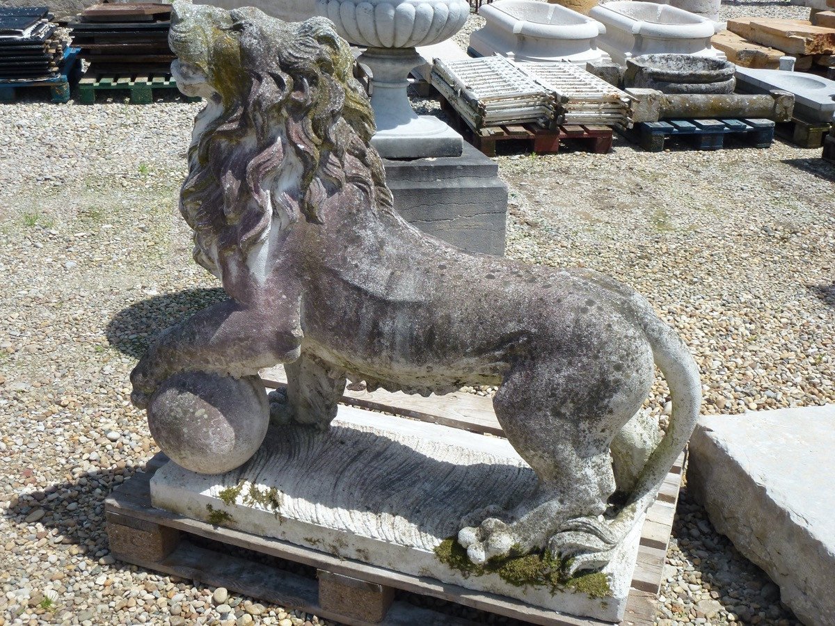 Importante paire de lions en pierre reconstituée-photo-4