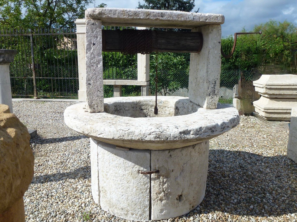 17th Century Burgundy Stone Well.-photo-2