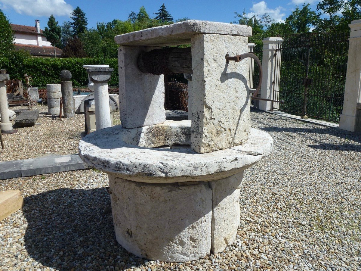 17th Century Burgundy Stone Well.-photo-3