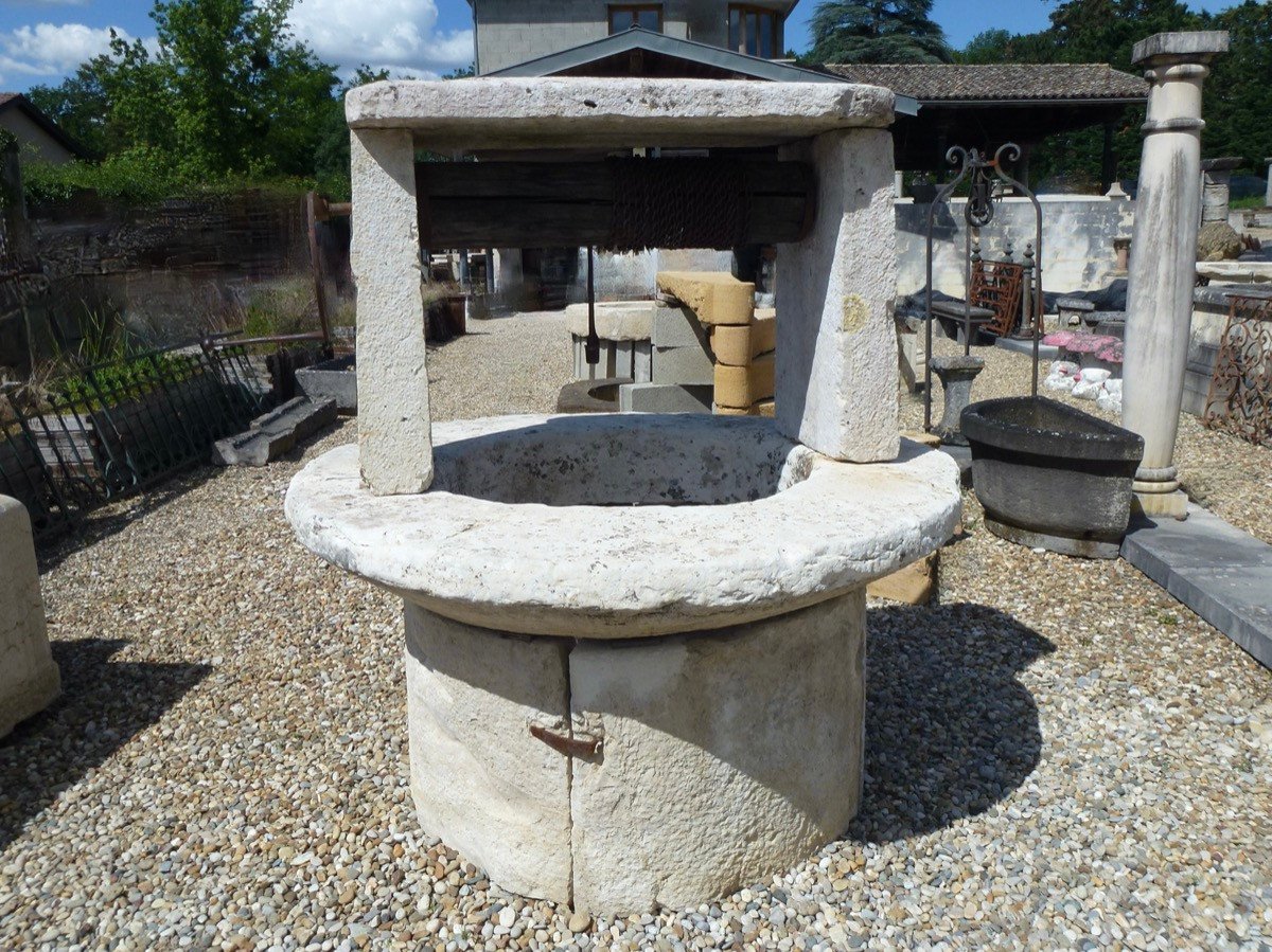 17th Century Burgundy Stone Well.-photo-1