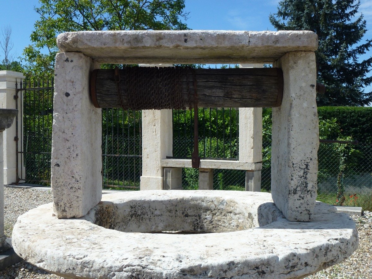 17th Century Burgundy Stone Well.-photo-2