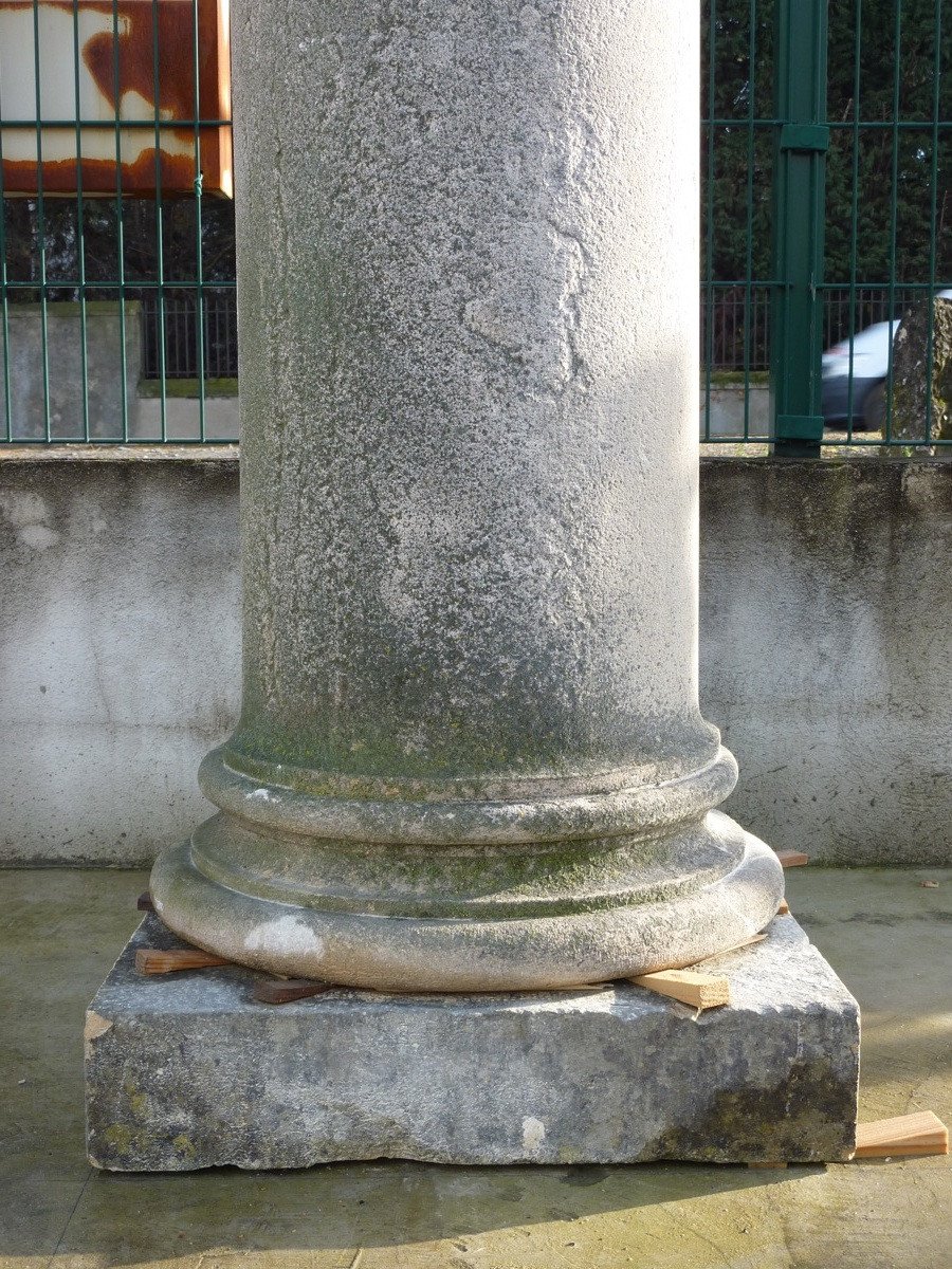 Importante paire de colonnes à l'antique en pierre de Bourgogne-photo-1