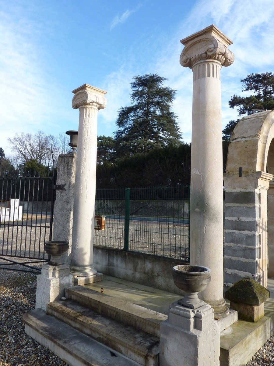 Importante paire de colonnes à l'antique en pierre de Bourgogne