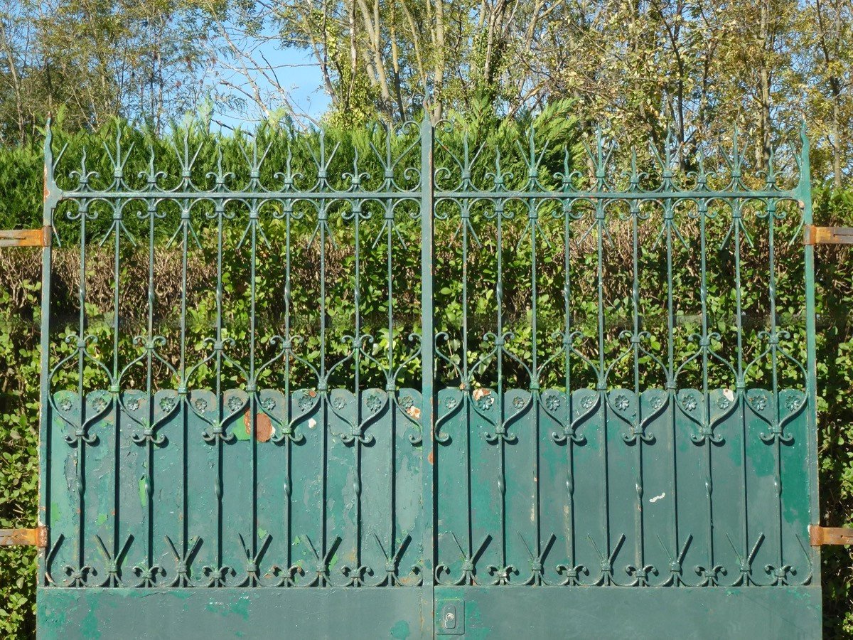 Wrought Iron Gate With Scalloped Sheet Metal-photo-2