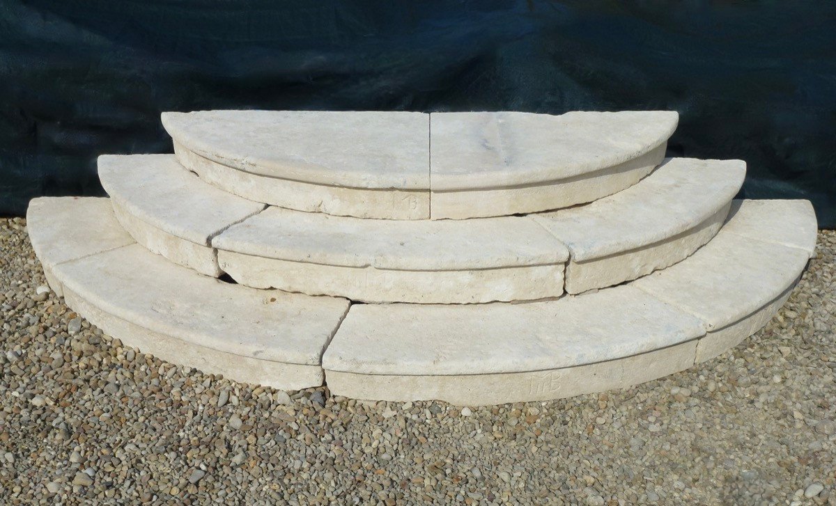 18th Century Half-moon Or Low-arched Stone Steps