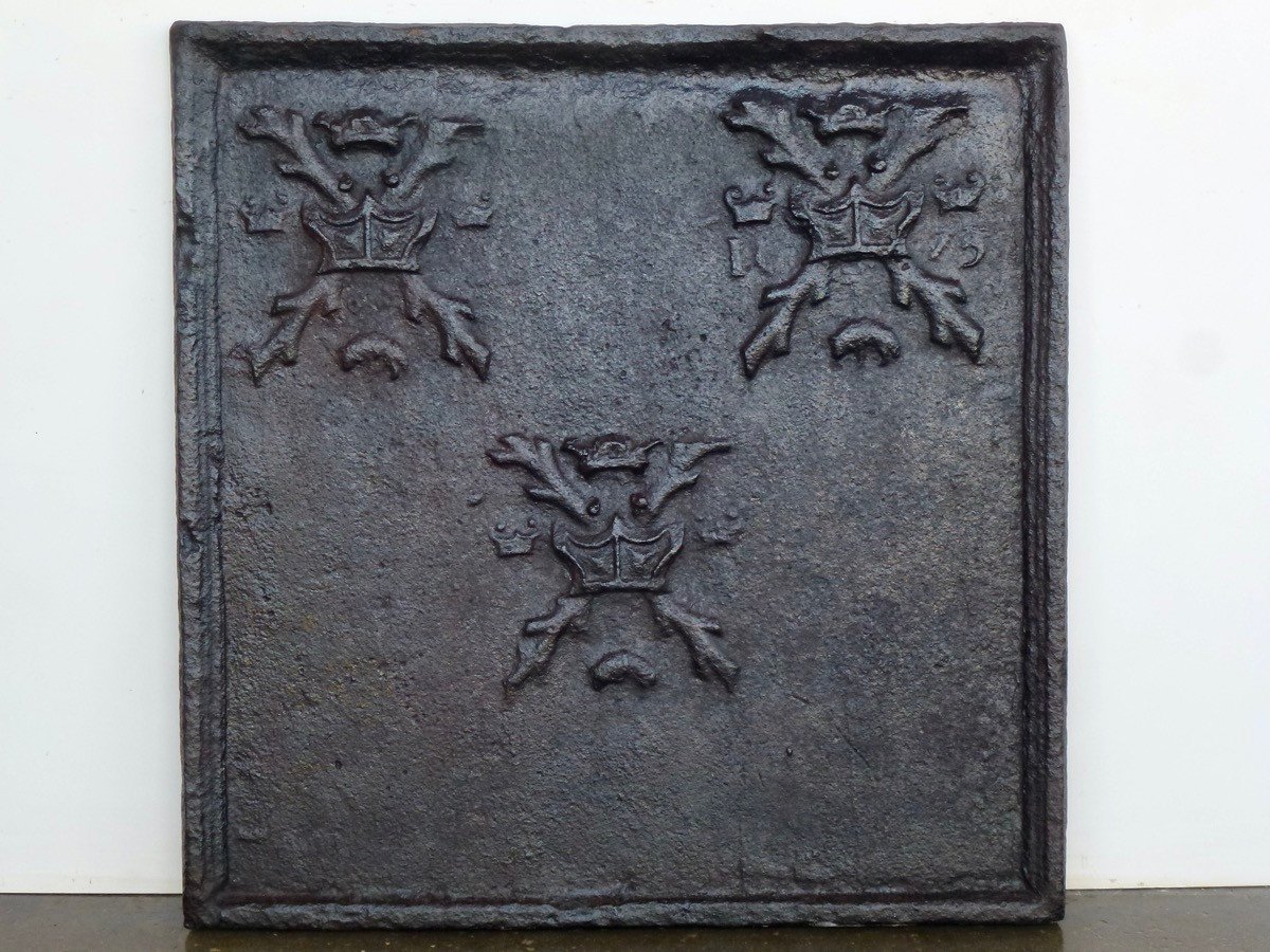 Plaque de cheminée datée 1673 aux briquets couronnés de Bourgogne (62x64 cm)