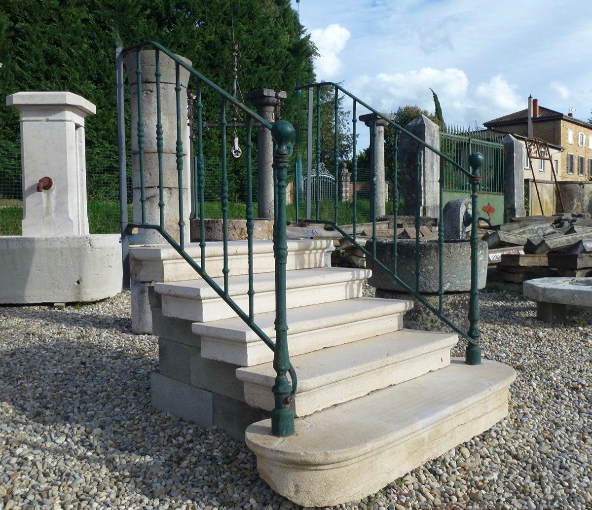 Entrance Porch With Five Steps In Burgundy Stone-photo-2