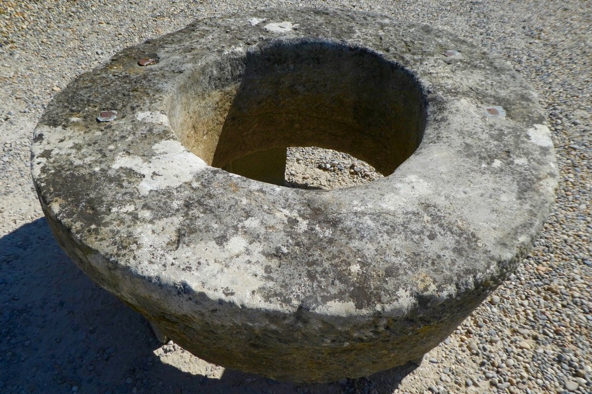 Margelle de puits en pierre blanche