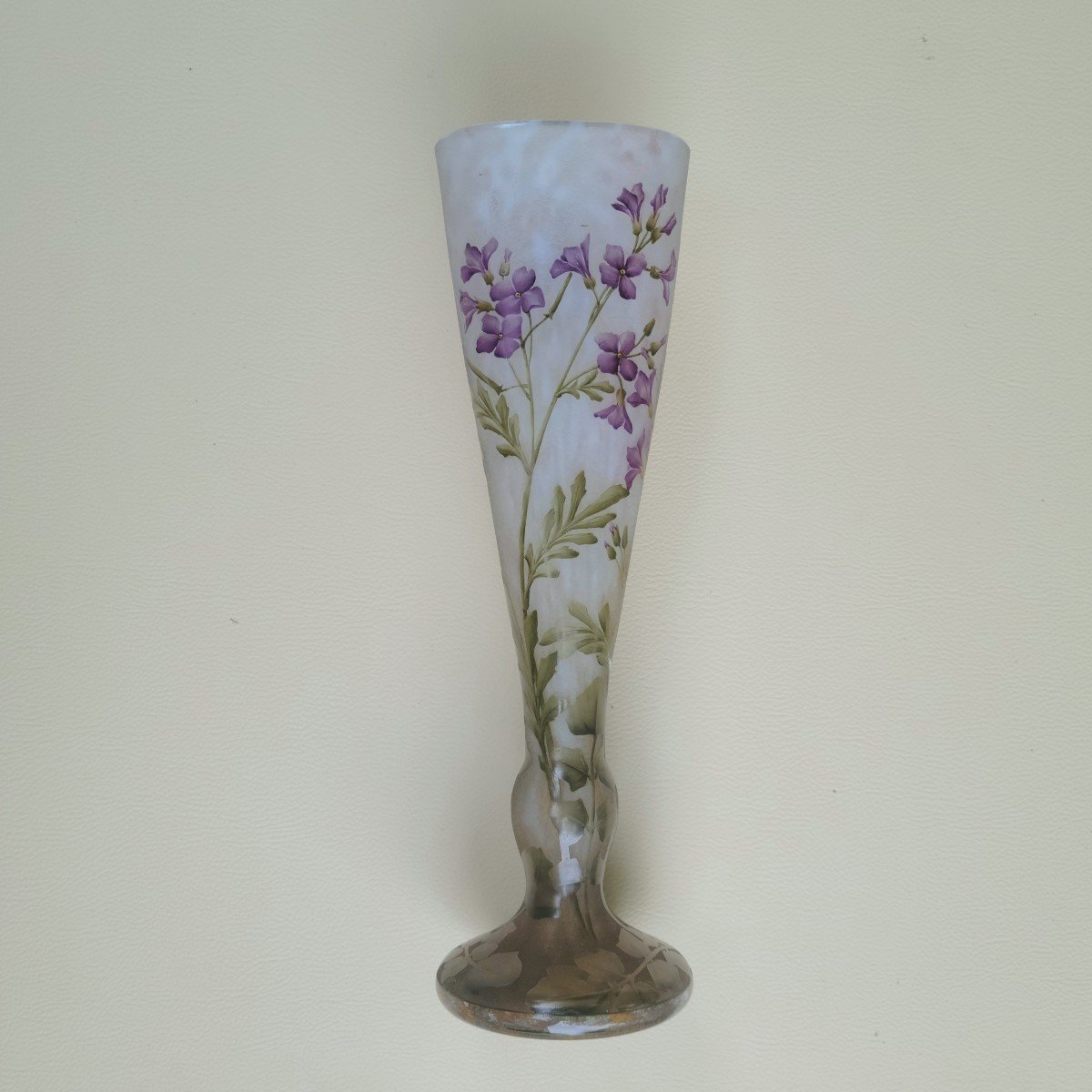 Vase Daum  gravé et émaillé  décor " Cardamines Des Près Et Lierre émaillé s"   vers  1910