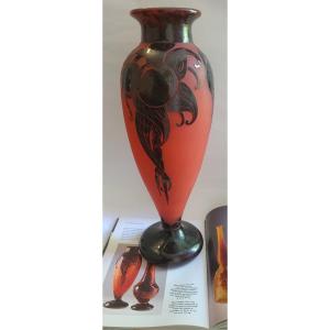  grand Vase  Modèle "Prunes" Le Verre  Français  (charles Schneider) Vers 1920