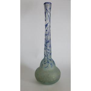 Daum , Petit Vase Soliflore à Décor De Baies Vers 1910