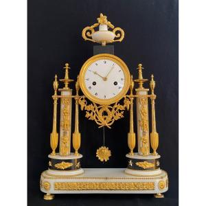 XVIII Century Portico Clock In White Marble And Gilded Bronze 