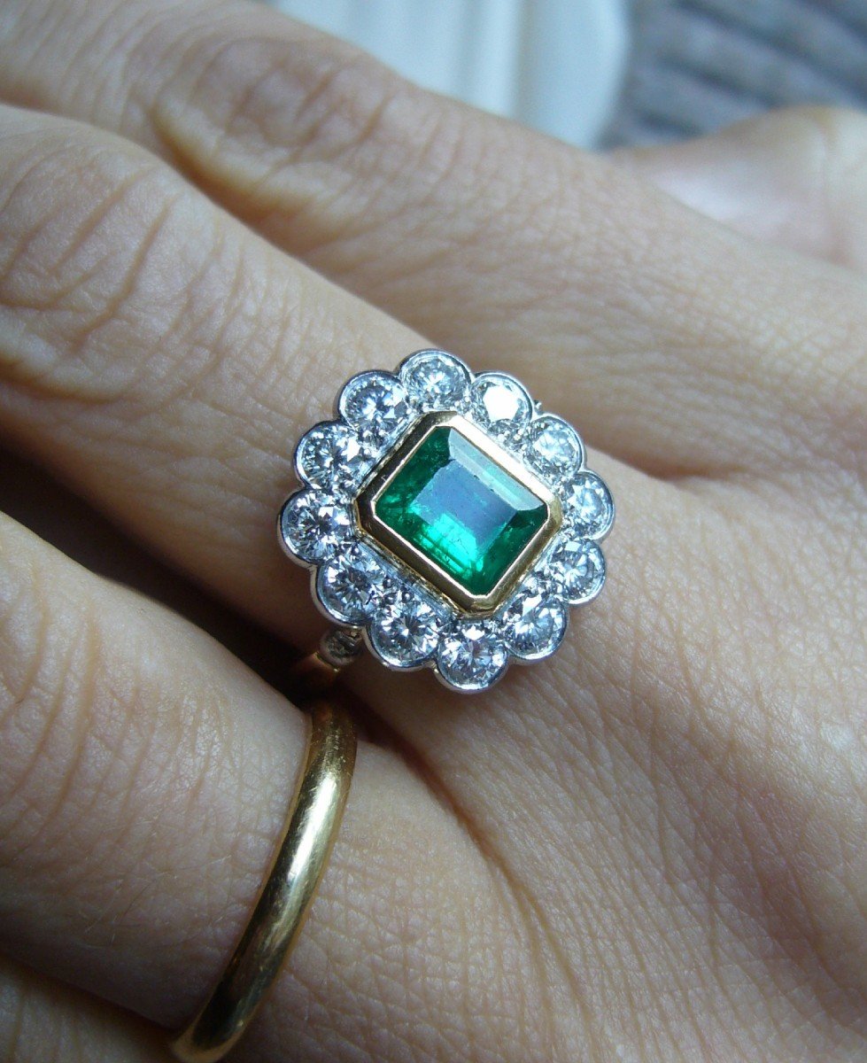 Flower Ring Adorned With An Emerald And Diamonds-photo-2