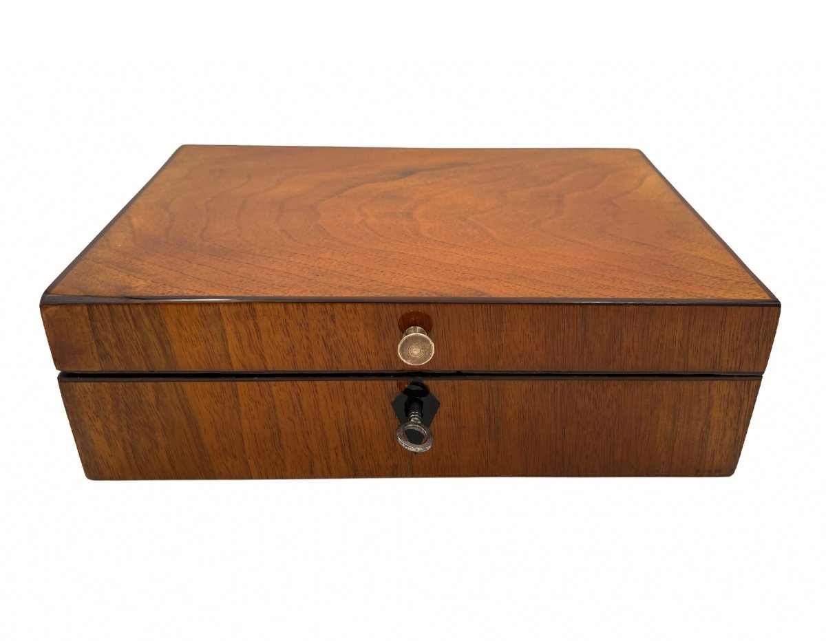 Biedermeier Sewing Box, Walnut Veneer, Austria Circa 1820