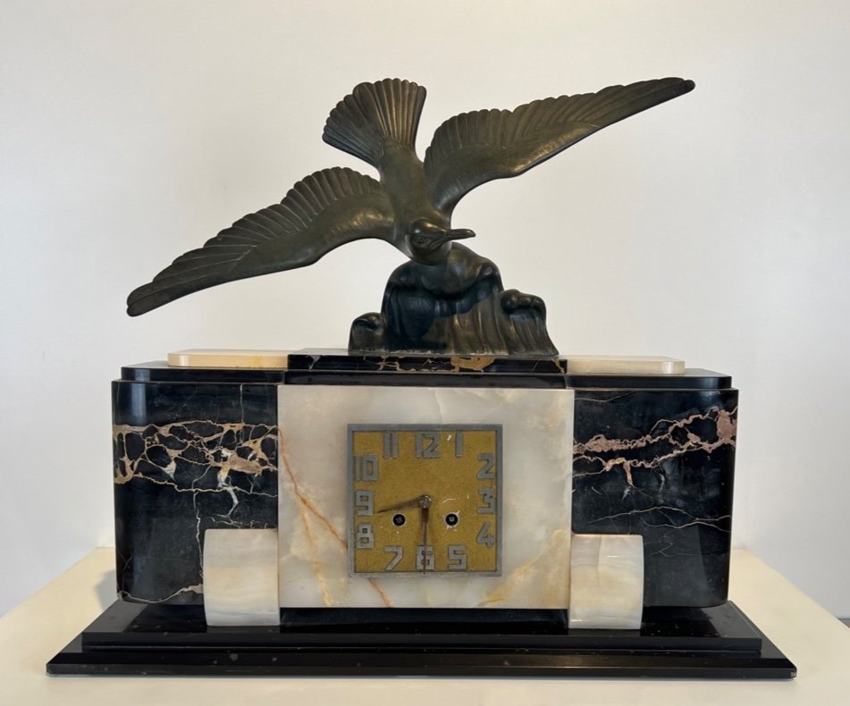 Horloge De Table Art Déco Avec Sculpture d'Oiseau, Marbre, France Vers 1930