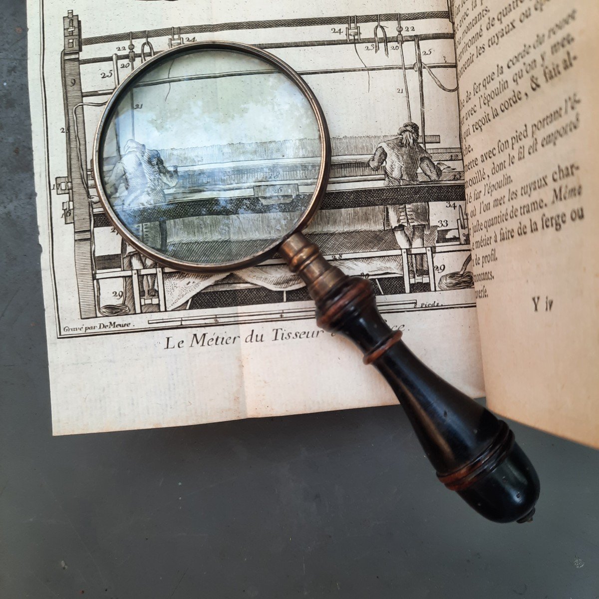 Hand Magnifying Glass Who Has Seen Others-photo-4