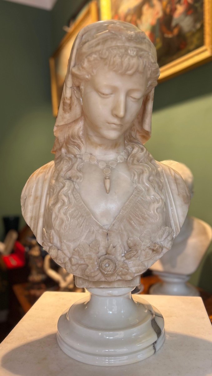 Sculpture En Marbre, Représentant Une Figure Féminine