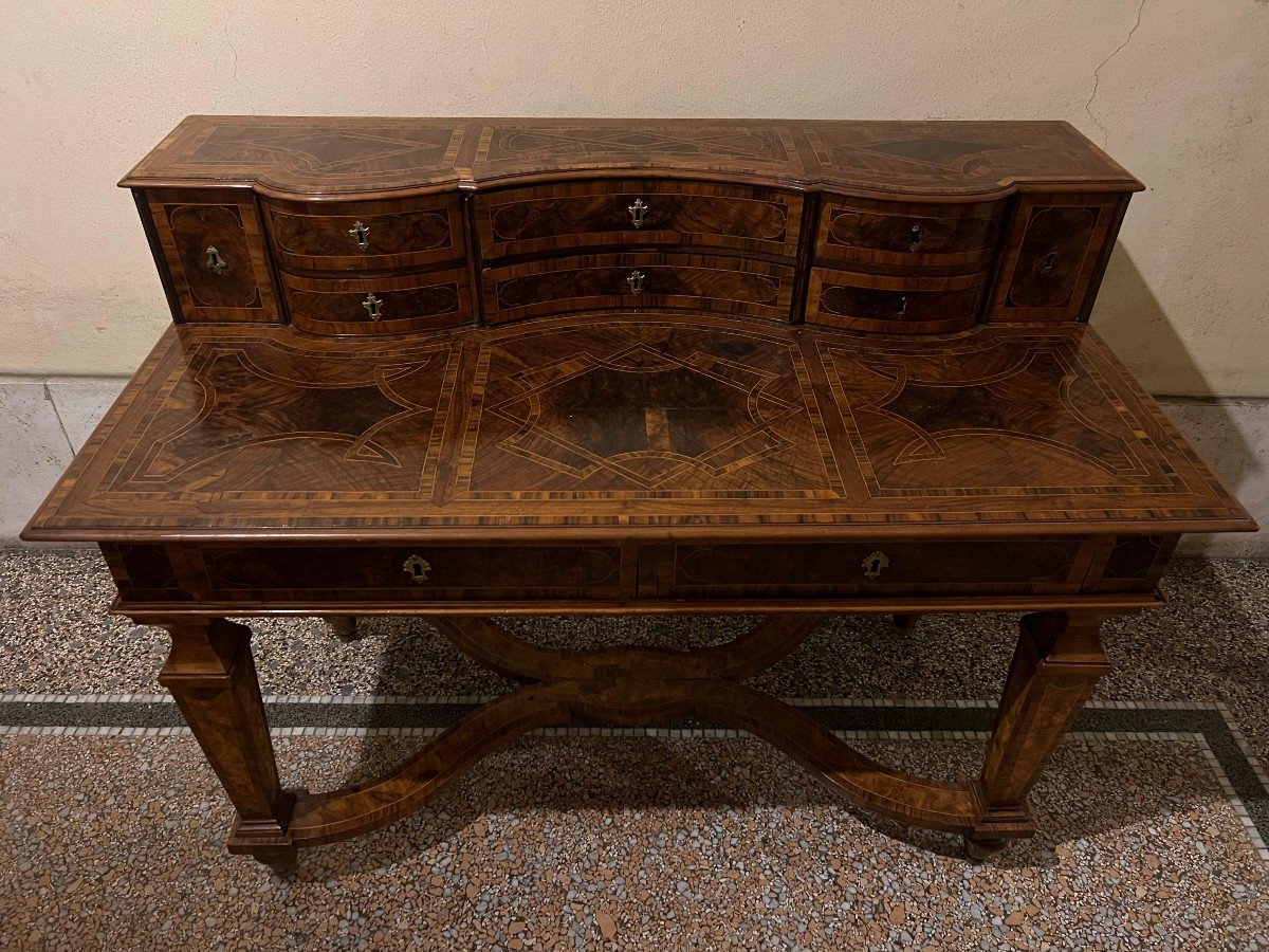 Elegant San Filippo Desk Veneered In Walnut Burl, Rome, 18th Century.