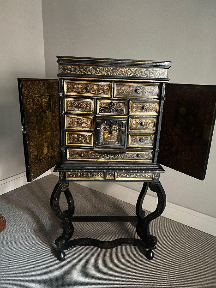 Elegant English Coin Cabinet With Black And Gold Lacquer Decorations. George III Period.-photo-3