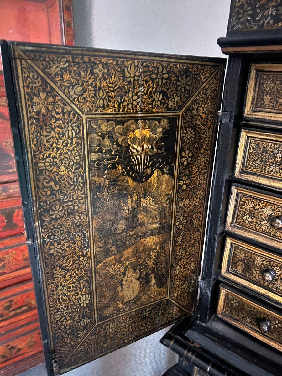 Elegant English Coin Cabinet With Black And Gold Lacquer Decorations. George III Period.-photo-4