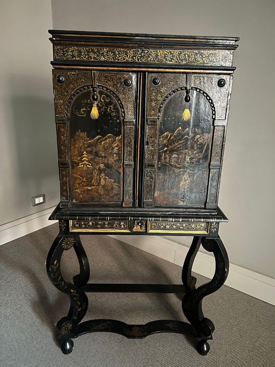 Elegant English Coin Cabinet With Black And Gold Lacquer Decorations. George III Period.-photo-2