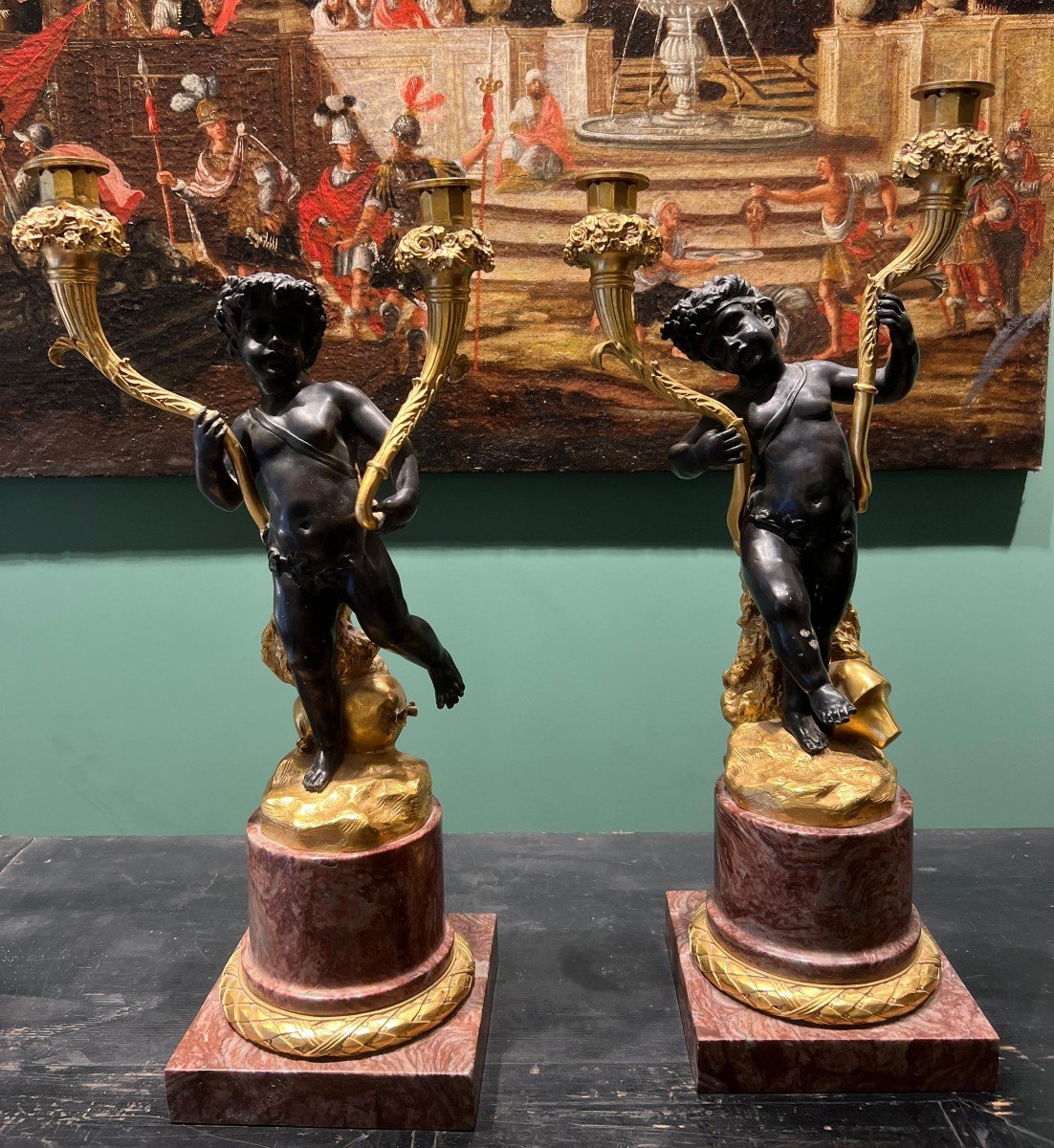 Paire De Candélabres En Bronze Doré Avec Putti Et Base En Marbre. France, Période Empire