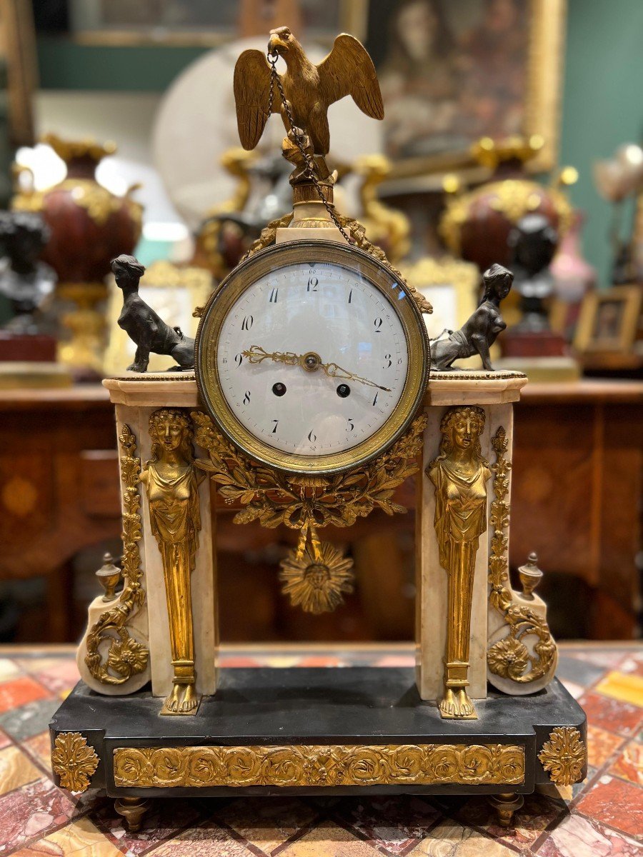 Pendule De Table En Marbre Et Bronze Doré. France, Période Empire.