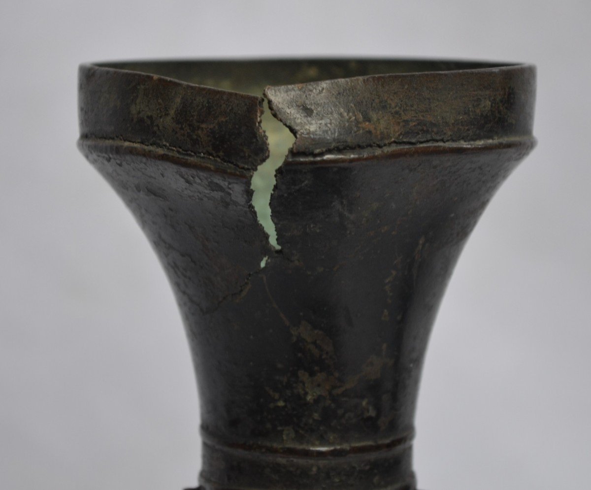 Vase En Bronze De Forme Khou.chine Ming Ou Avant.-photo-1