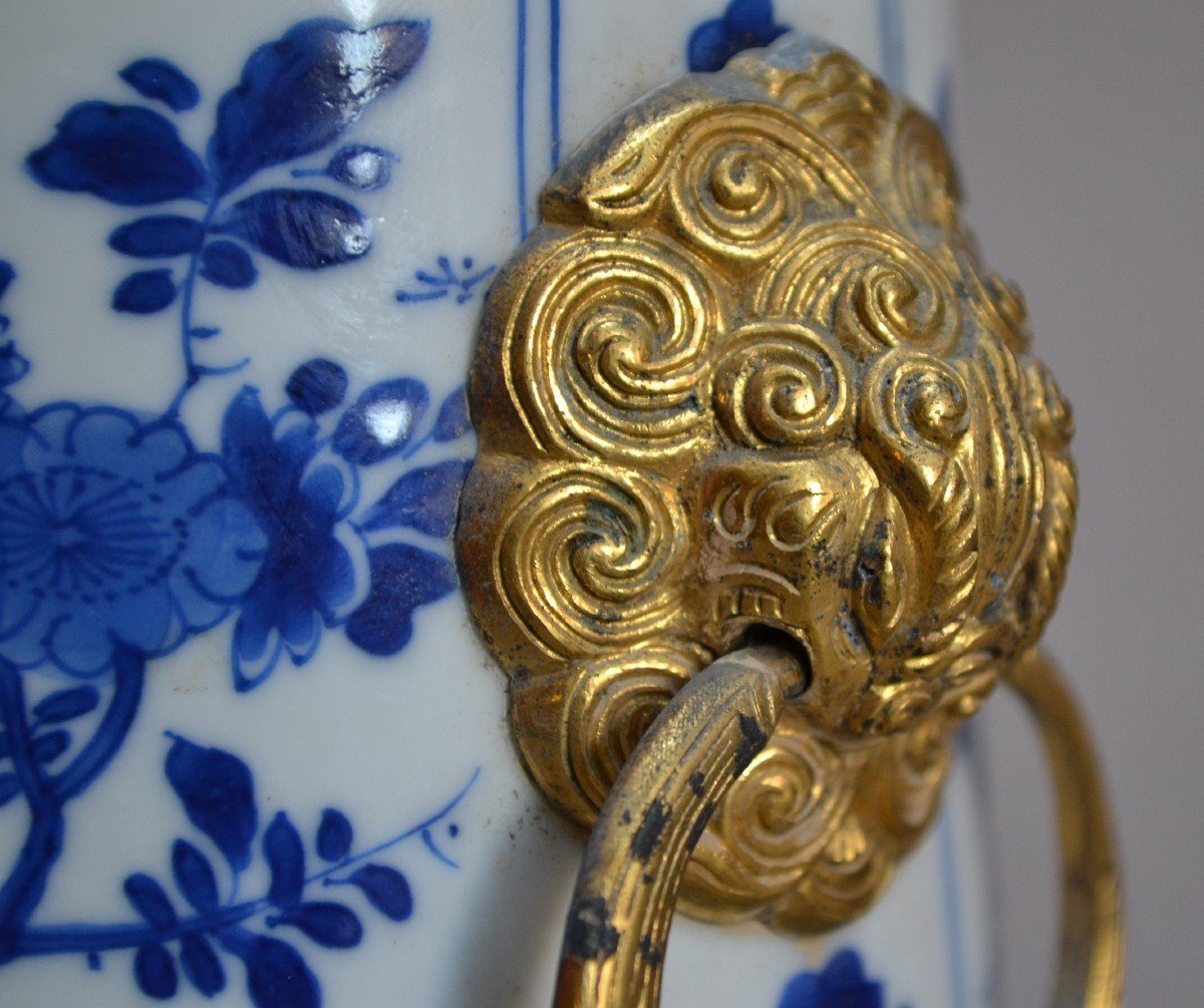 Pot En Porcelaine De Chine Décor Bleu De Cobalt, Monture Chinoise Bronze Doré. Période Kangxi. -photo-2