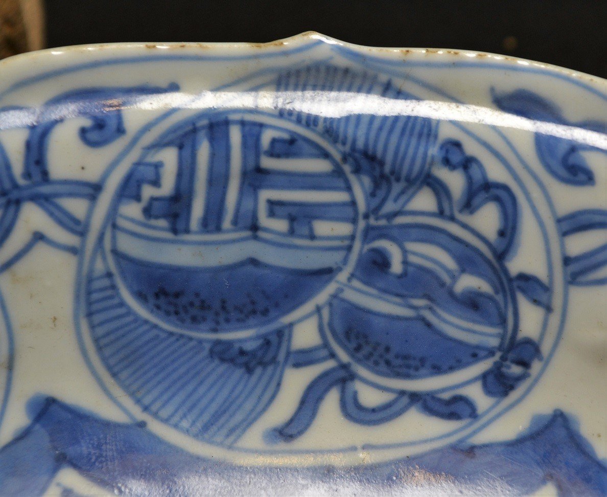 Proantic: White And Cobalt Blue Porcelain Dish. China Ming Dynasty Rei