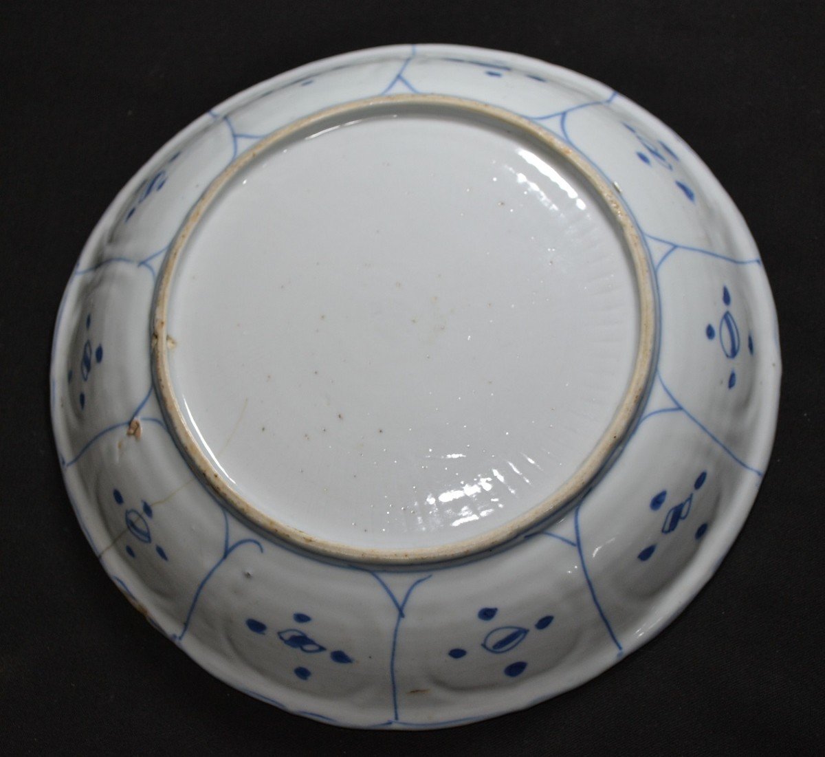 Plat En Porcelaine Blanc Et Bleu De Cobalt . Chine Dynastie Ming Règne De Wanly. Fin 16° siècle-photo-1