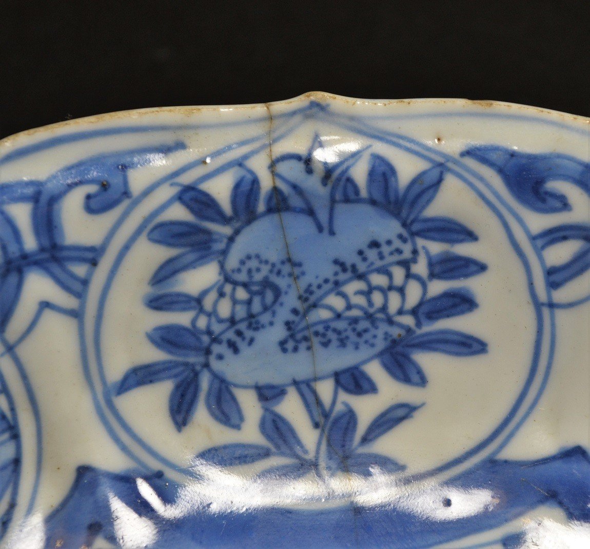 Plat En Porcelaine Blanc Et Bleu De Cobalt . Chine Dynastie Ming Règne De Wanly. Fin 16° siècle-photo-6