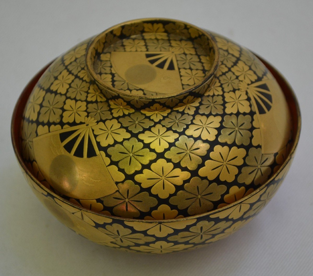 Covered Bowl In Gold Powdered Lacquer. Japan Edo Or Meiji Period, 19th Century.-photo-2