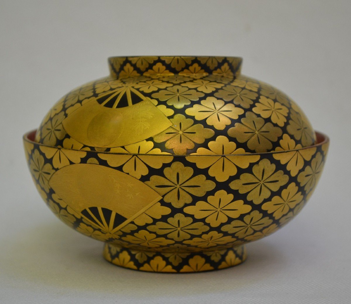 Covered Bowl In Gold Powdered Lacquer. Japan Edo Or Meiji Period, 19th Century.