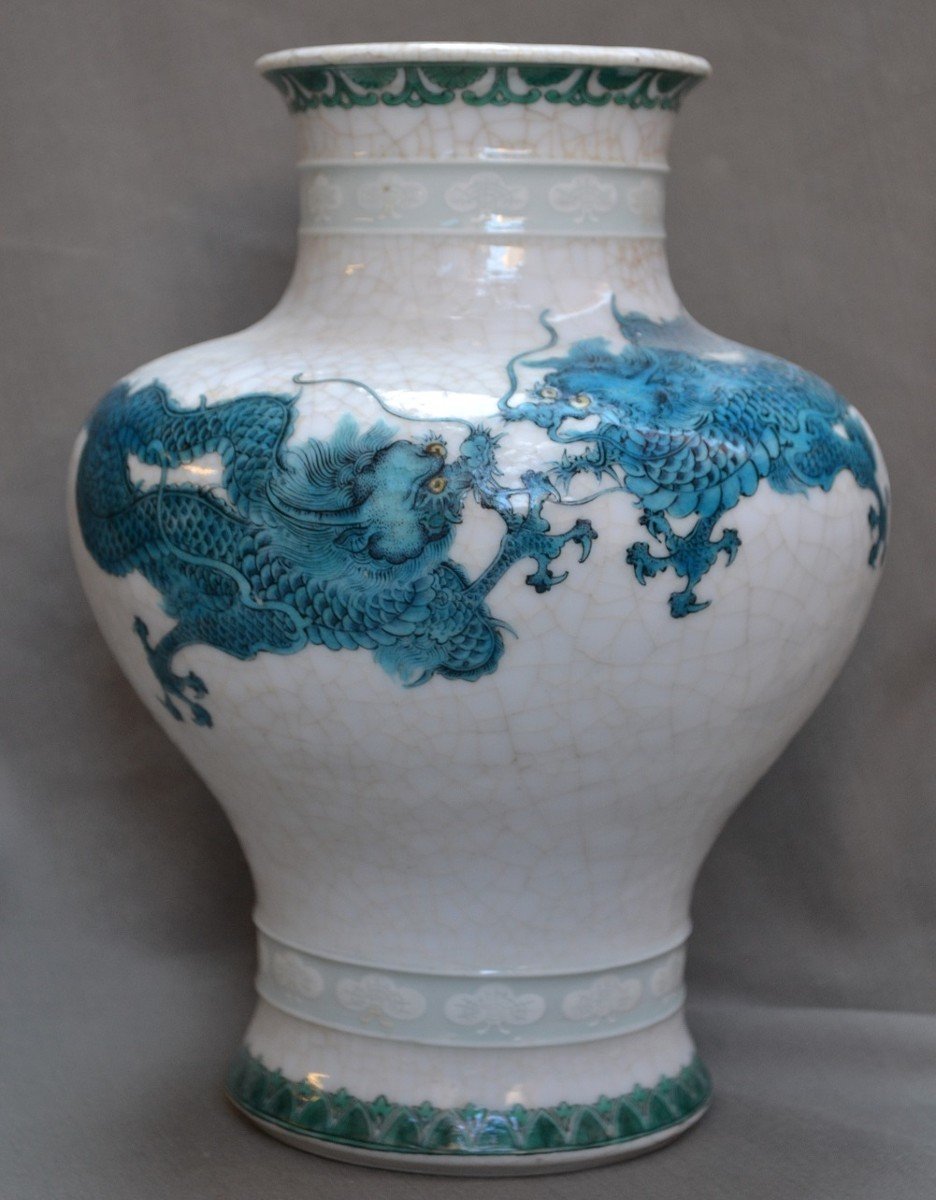 Vase En Porcelaine. Dragons Emaillés Bleu sur fond Blanc Craquelé. Style Makuzu Kozan. Meiji.-photo-2