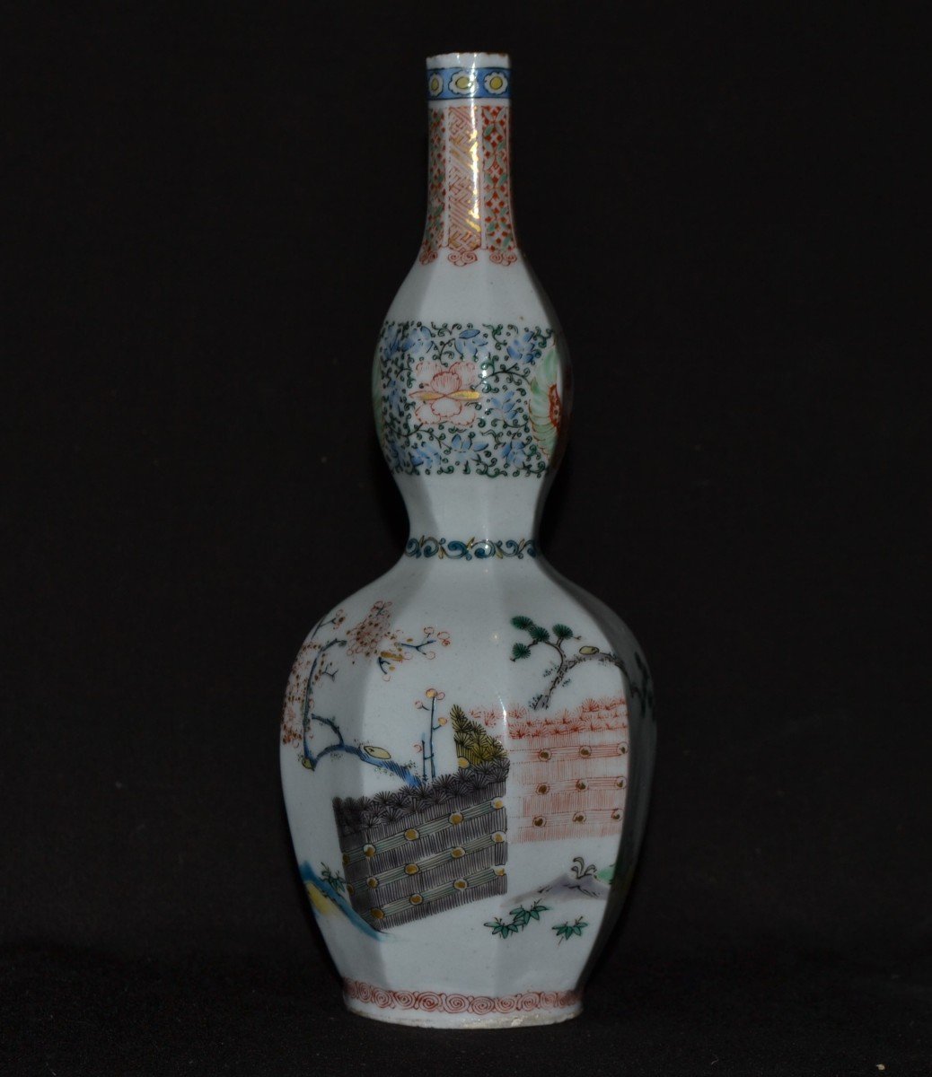 Vase En Porcelaine Japonaise émaillé Dans Le Style De Kakiemon.