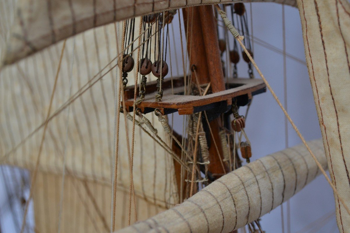 Maquette Du Bateau Corsaire "Prince De Neuchatel".bois,textiles et Cuivre Doré. 20°siècle.-photo-3