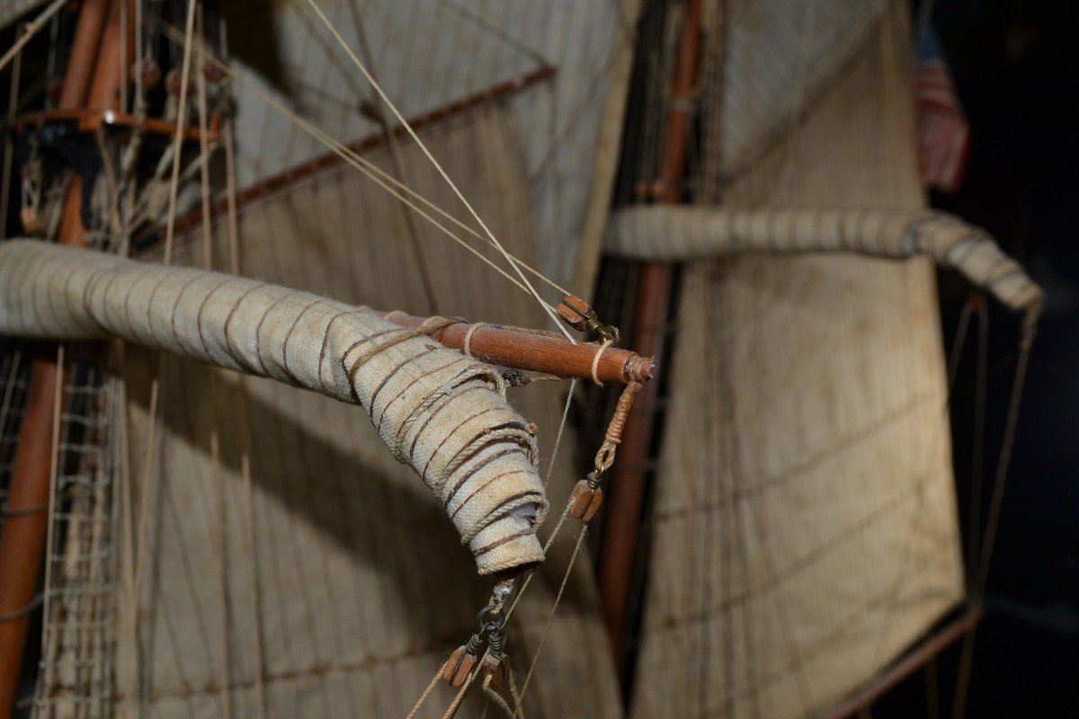 Maquette Du Bateau Corsaire "Prince De Neuchatel".bois,textiles et Cuivre Doré. 20°siècle.-photo-3