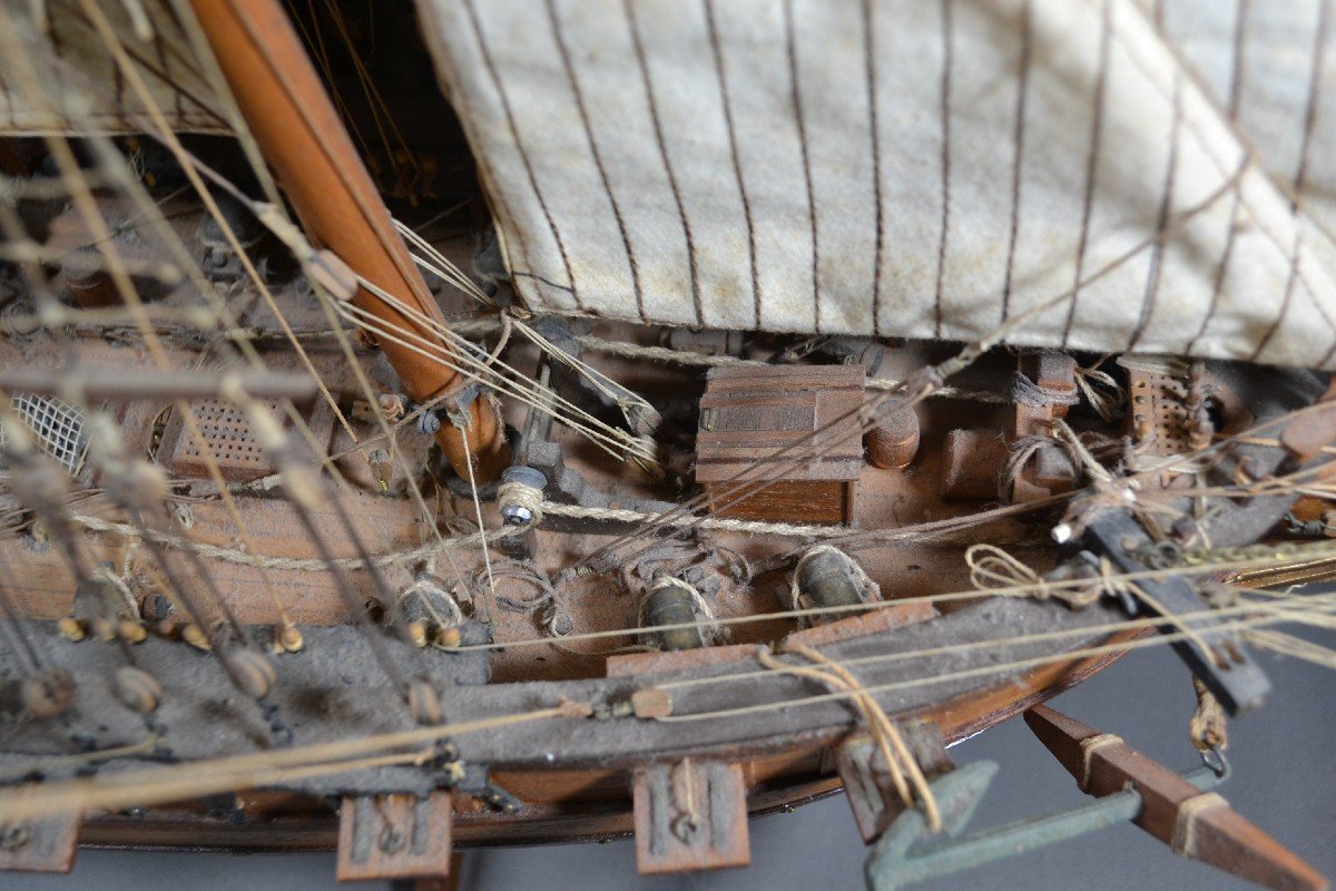 Maquette Du Bateau Corsaire "Prince De Neuchatel".bois,textiles et Cuivre Doré. 20°siècle.-photo-6