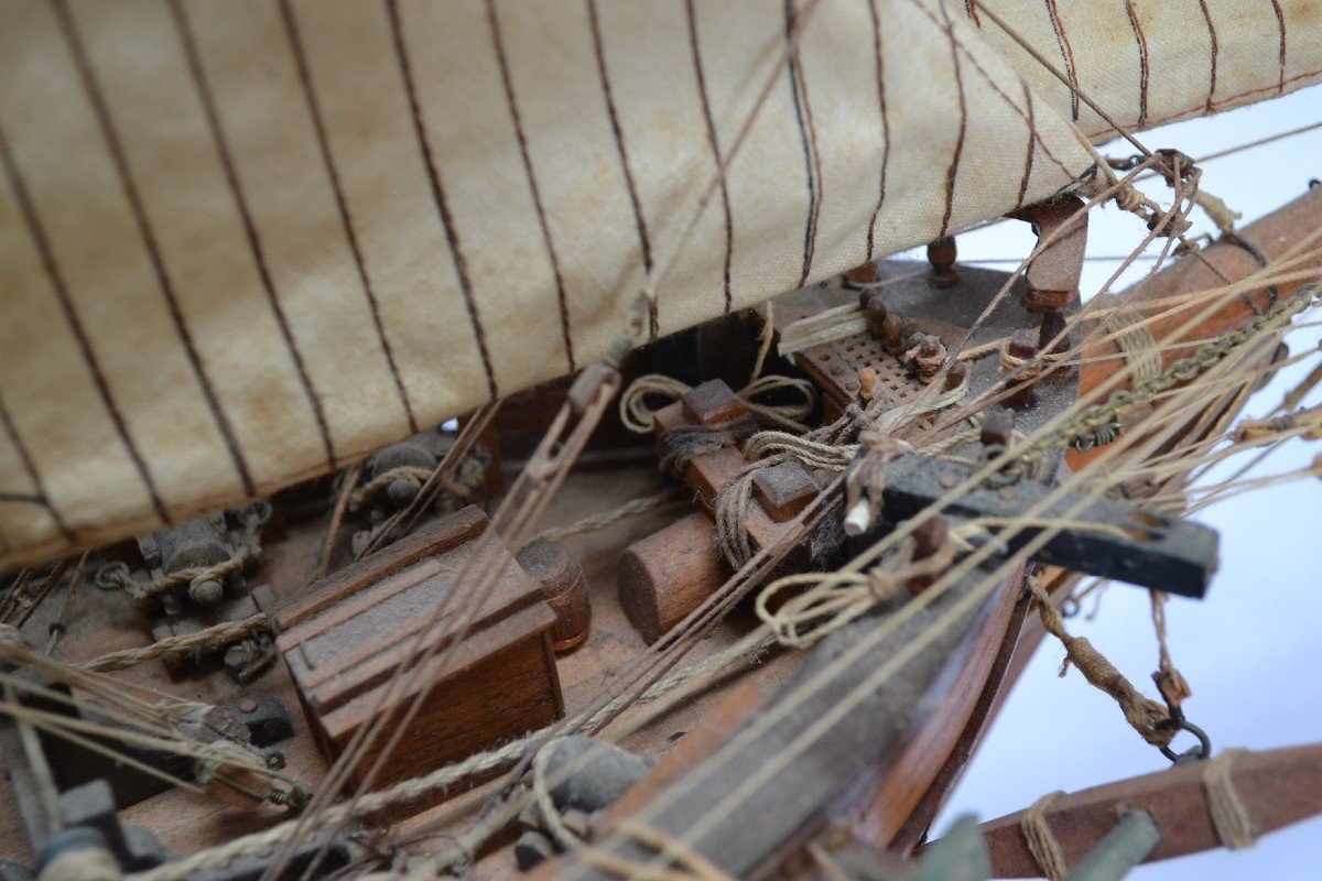 Maquette Du Bateau Corsaire "Prince De Neuchatel".bois,textiles et Cuivre Doré. 20°siècle.-photo-7