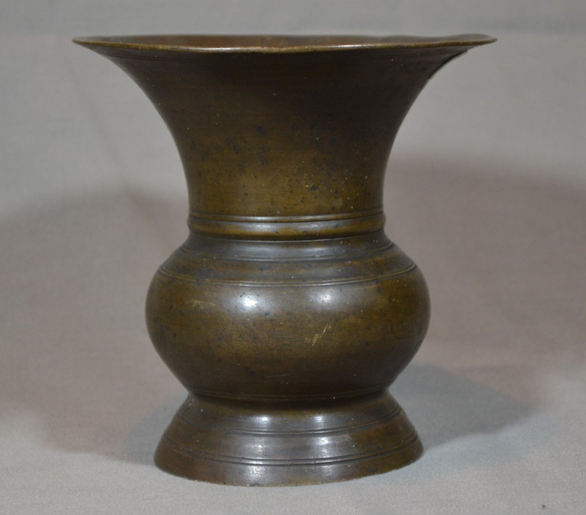 Vase En Bronze De Forme Khou (cornet) .chine Période Qing 18° Siècle Ou Avant.