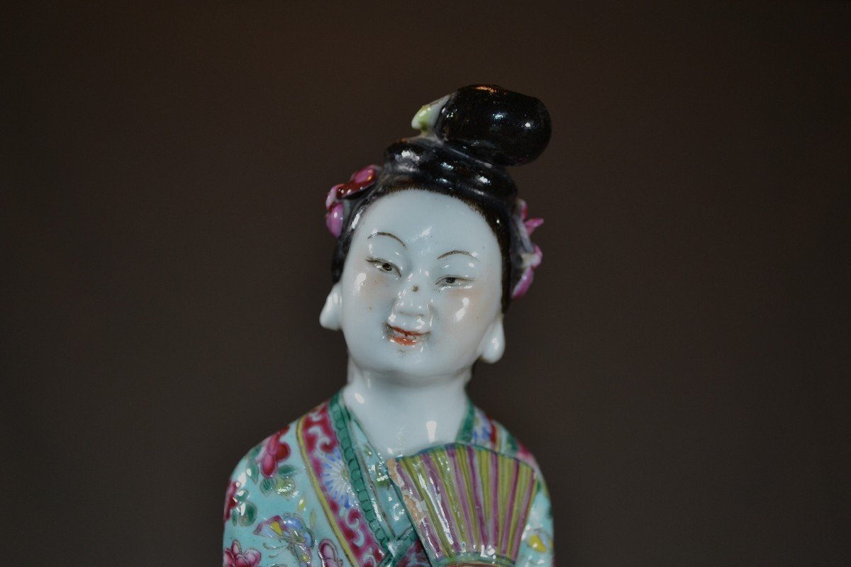 Chinese Porcelain Statuette. Qing Period Early 19th Century. 