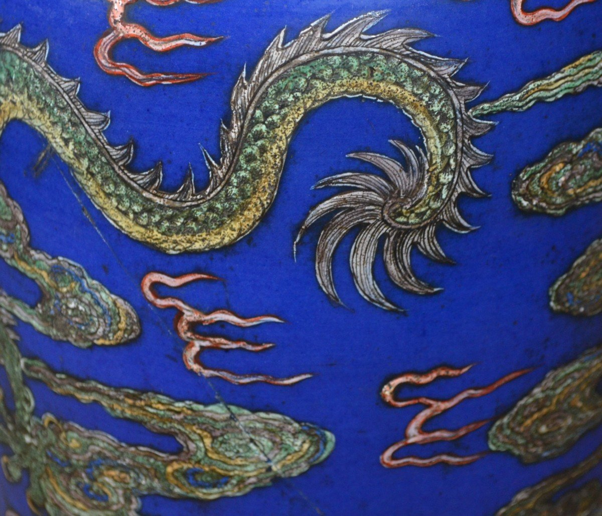 Vase Décor De Dragons Et De Carpe Sur Fond Bleu. Chine Dynastie Qing.-photo-2