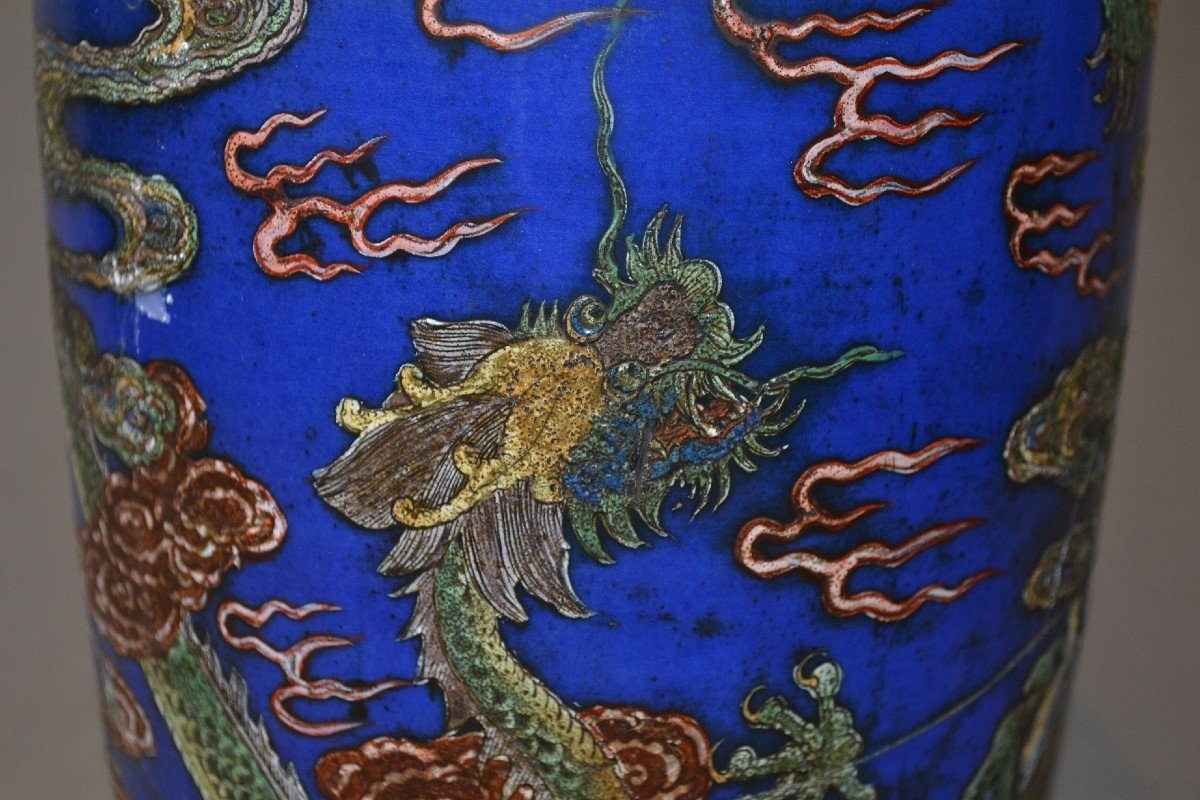 Vase Décor De Dragons Et De Carpe Sur Fond Bleu. Chine Dynastie Qing.-photo-3