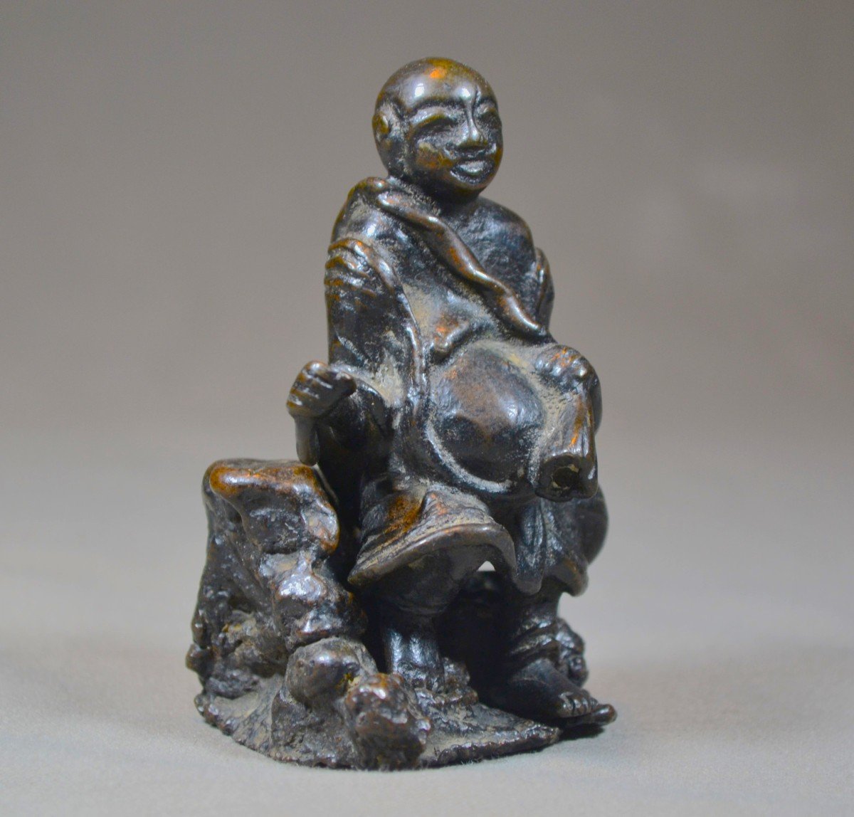 Budai Sitting On A Rock.bronze. China Qing Dynasty Or Before.-photo-3