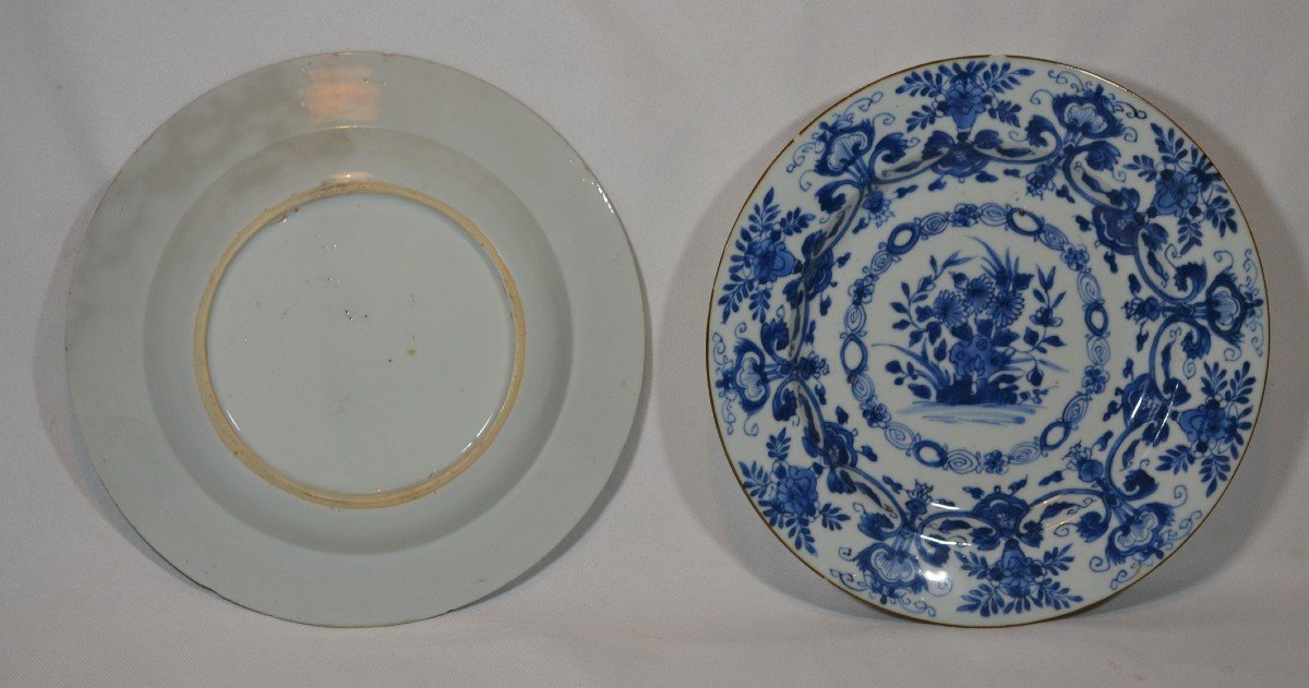 2 Plats Blanc Bleu En Porcelaine De Chine Début Des Qing Règne De Kangxi. Début 18° siècle-photo-2