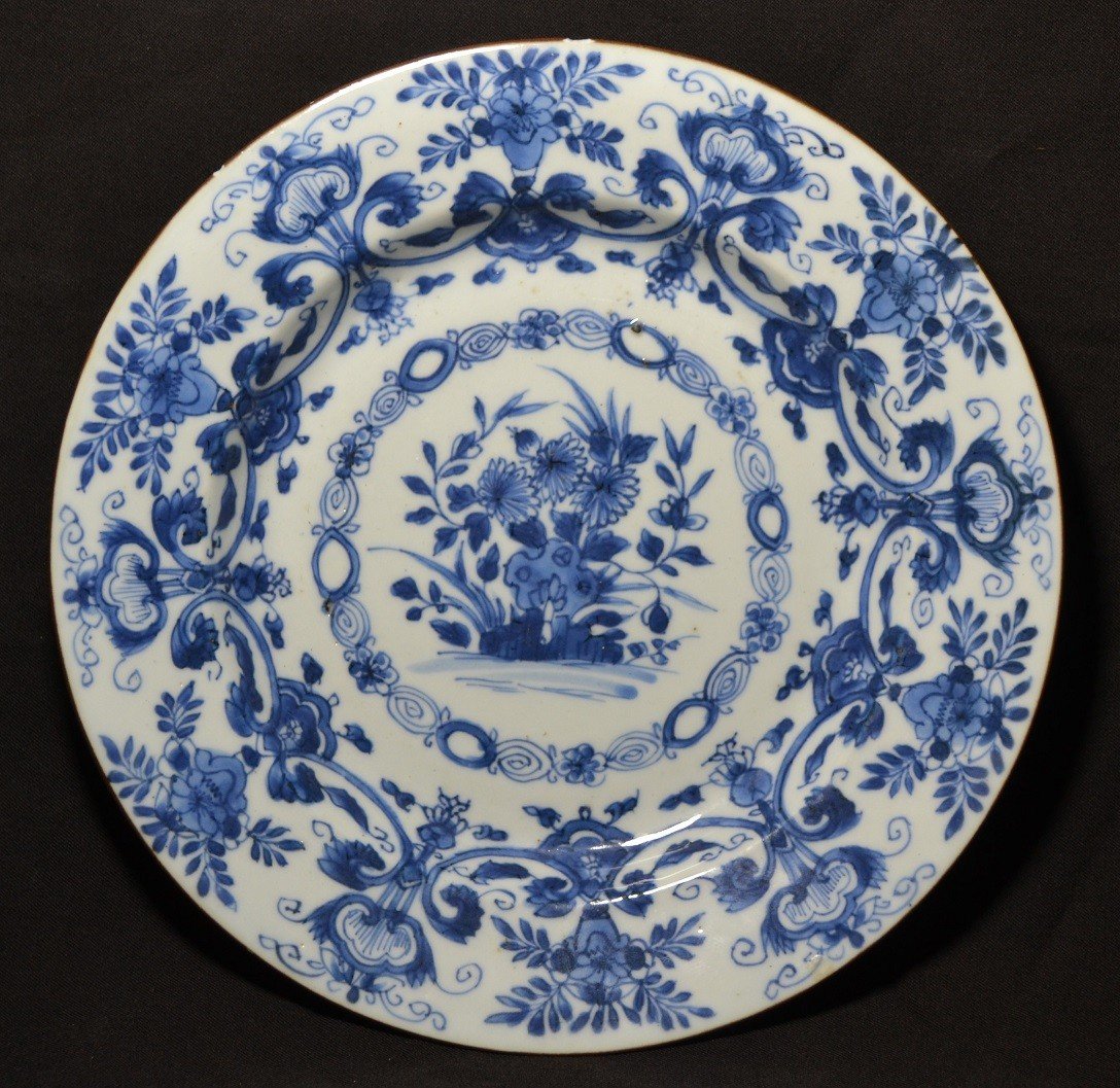 2 Plats Blanc Bleu En Porcelaine De Chine Début Des Qing Règne De Kangxi. Début 18° siècle