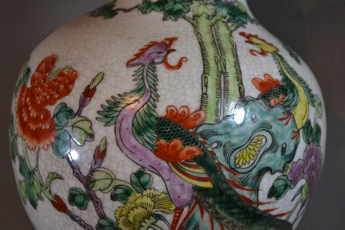 Vase En Porcelaine. Décor De Phoénix Sur Fond Craquelé Crême. Chine Ou Japon Vers 1900.-photo-3