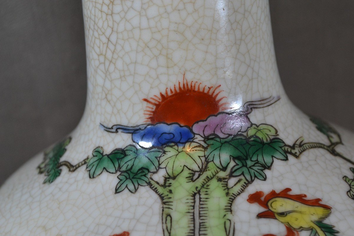 Vase En Porcelaine. Décor De Phoénix Sur Fond Craquelé Crême. Chine Ou Japon Vers 1900.-photo-5