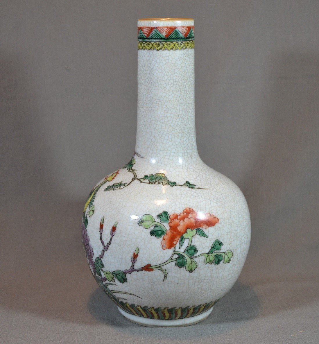 Vase En Porcelaine. Décor De Phoénix Sur Fond Craquelé Crême. Chine Ou Japon Vers 1900.-photo-6